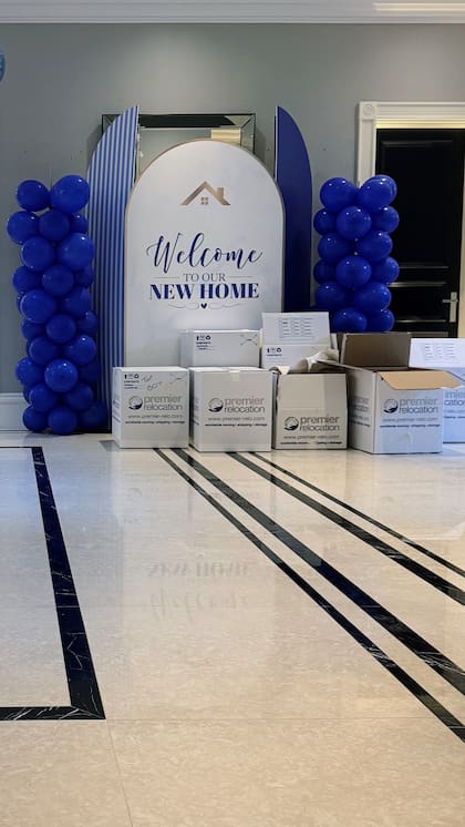 El recibimiento para Emiliano Martínez y su familia en su nuevo hogar (Foto: Instagram/@mandinha_martinez_)