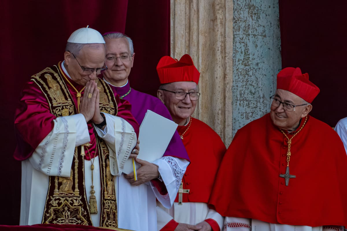 El recién elegido papa León XIV, antes el cardenal Robert Francis Prevost, aparece en San Pedro