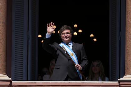 El recién juramentado presidente de Argentina, Javier Milei, saluda a sus partidarios desde el balcón de la casa de gobierno en Buenos Aires, Argentina, el domingo 10 de diciembre de 2023