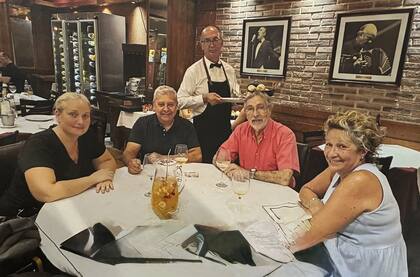 El recientemente fallecido Luis Brandoni, en una cena luego de una función