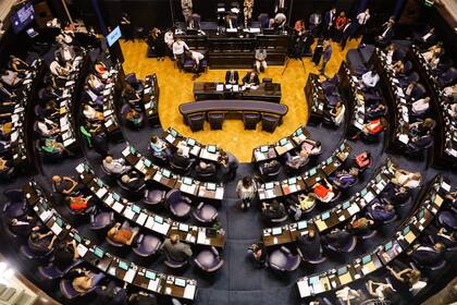 El recinto de la Cámara de Diputados bonaerense, el martes por la noche, al debatir las reelecciones