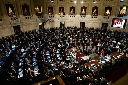 El recinto de la Cámara de Diputados, repleto de diputados, senadores, ministros, gobernadores e invitados