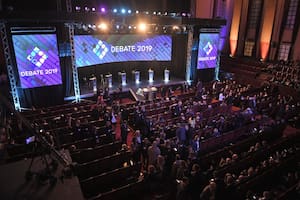 El recinto de la facultad de derecho se va llenando para el debate