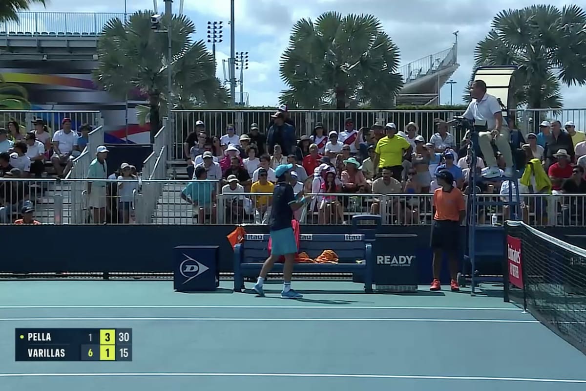 El reclamo de Guido Pella al juez de silla durante el segunda set del duelo ante Varillas, luego de soportar algunos insultos del público