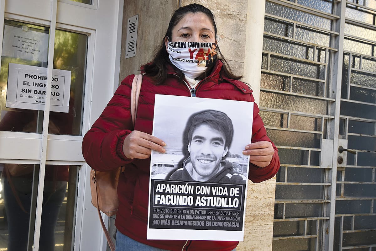 El reclamo de la madre de Facundo Astudillo Castro, que desapareció el 30 de abril mientras viajaba de Pedro Luro a Bahía Blanca. Policías de Mayor Buratovich admitieron haberlo detenido por no contar con permiso de circulación, para luego dejarlo ir. Sin embargo, tres testigos aseguran haberlo vist