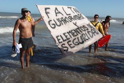El reclamo de los guardavidas en las playas de Pinamar