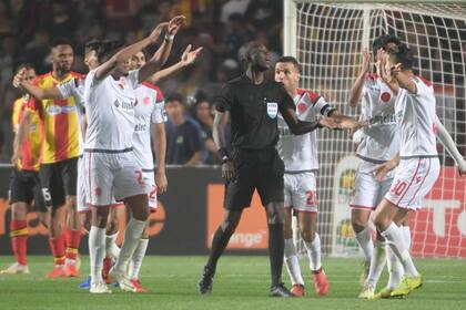 El reclamo de los jugadores de Wydad, tras el gol anulado