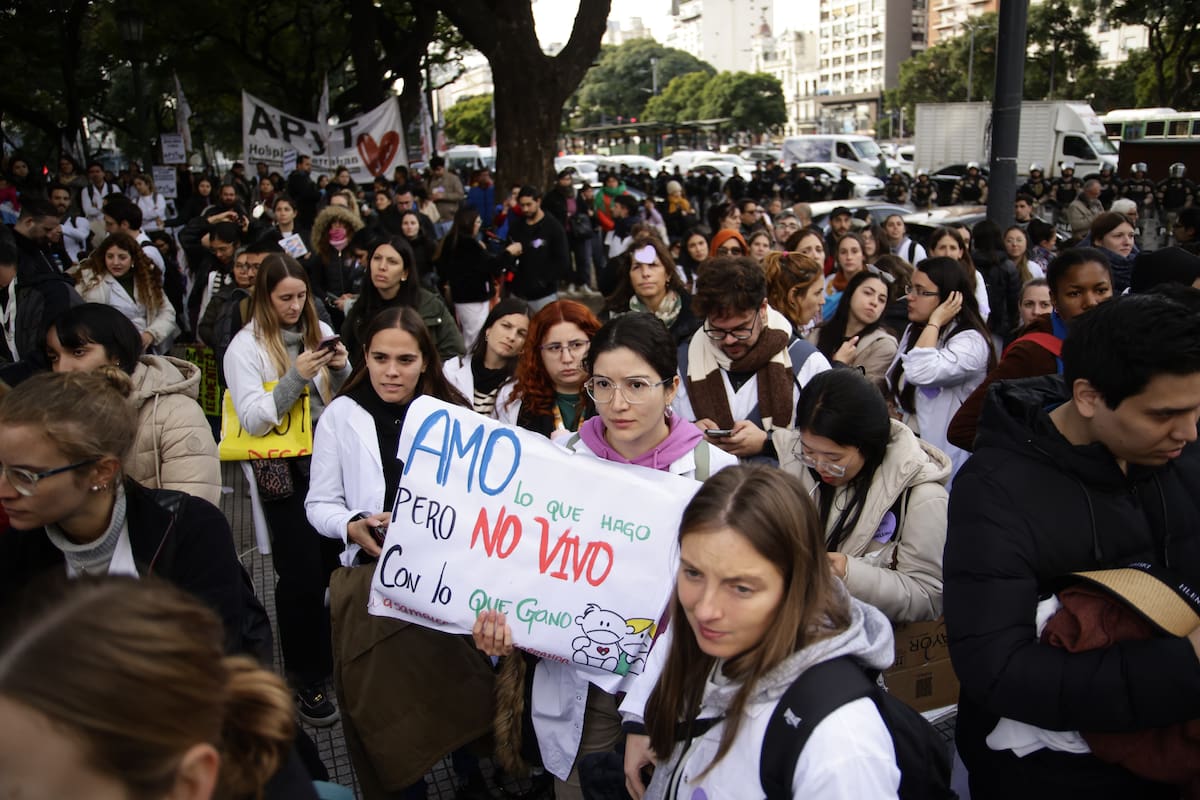 El reclamo de los médicos, residentes y administrativos del Hospital Garrahan