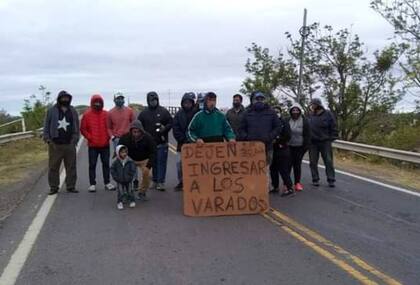 El reclamo de los varados en uno de los puentes