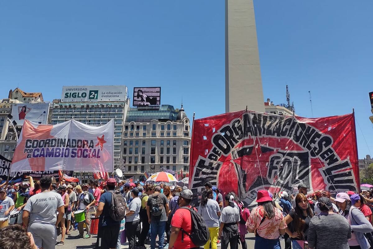 El reclamo de movimientos sociales tuvo varios puntos de concentración, entre ellos el Obelisco (Twitter/@FOLprensa)