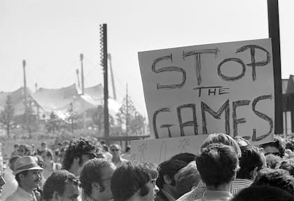 El reclamo del público que no fue escuchado, pidiendo que se interrumpan los Juegos Olímpicos