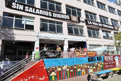 El reclamo excede a las aulas y alcanza a no docentes, hospitales universitarios y colegios preuniversitarios, donde también denuncian pérdida de personal y atraso salarial