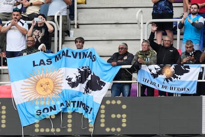 El reclamo por Malvinas también estuvo presente en el partido entre los Pumas e Inglaterra; y el cartel con el resultado también emuló al de aquel match por los cuartos de final del Mundial de México 86