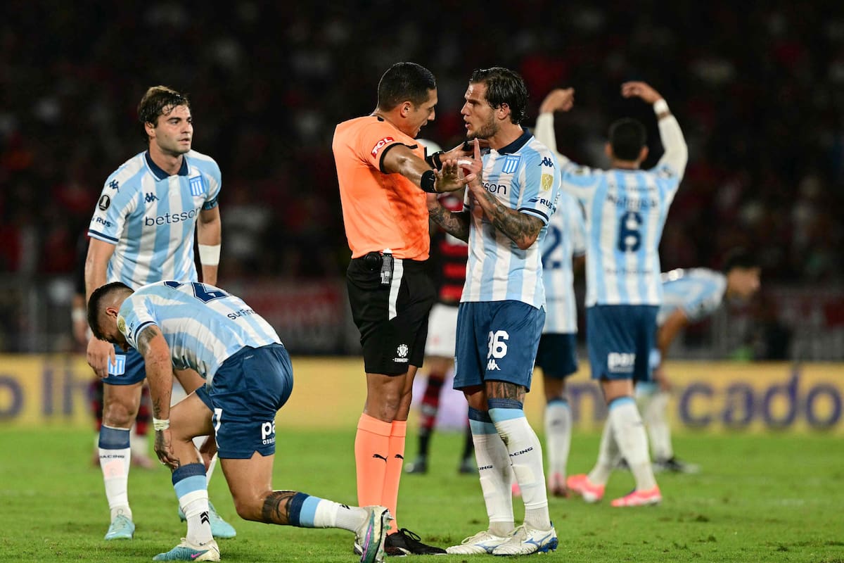 El reclamo racinguista al árbitro venezolano Jesus Valenzuela