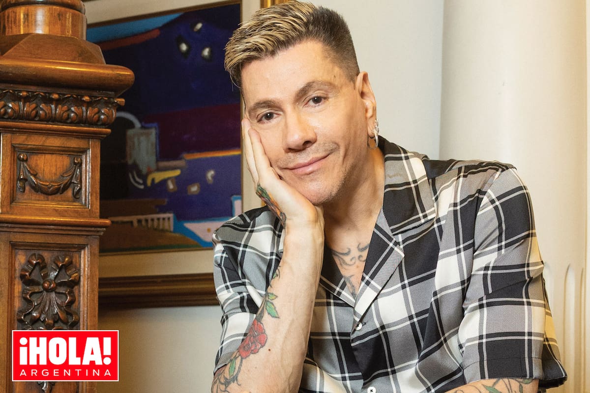 El reconocido diseñador posa en un sillón de su hogar donde conviven su maison y la casa que comparte desde hace veinticinco años con su marido, Walter Vázquez.