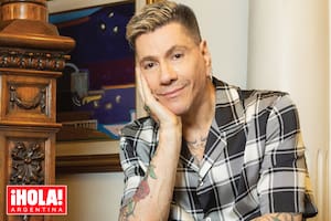 El reconocido diseñador posa en un sillón de su hogar donde conviven su maison y la casa que comparte desde hace veinticinco años con su marido, Walter Vázquez.