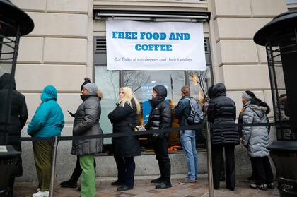 El reconocido español José Andrés entrega en Washington sándwiches, comida caliente y frutas