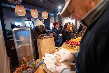 El reconocido español José Andrés entrega en Washington sándwiches, comida caliente y frutas
