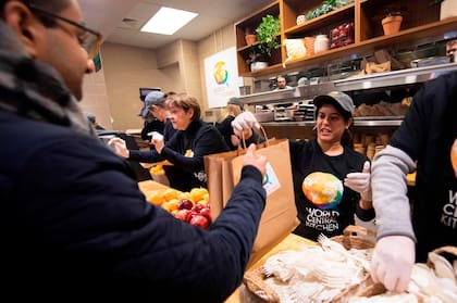 El reconocido español José Andrés entrega en Washington sándwiches, comida caliente y frutas