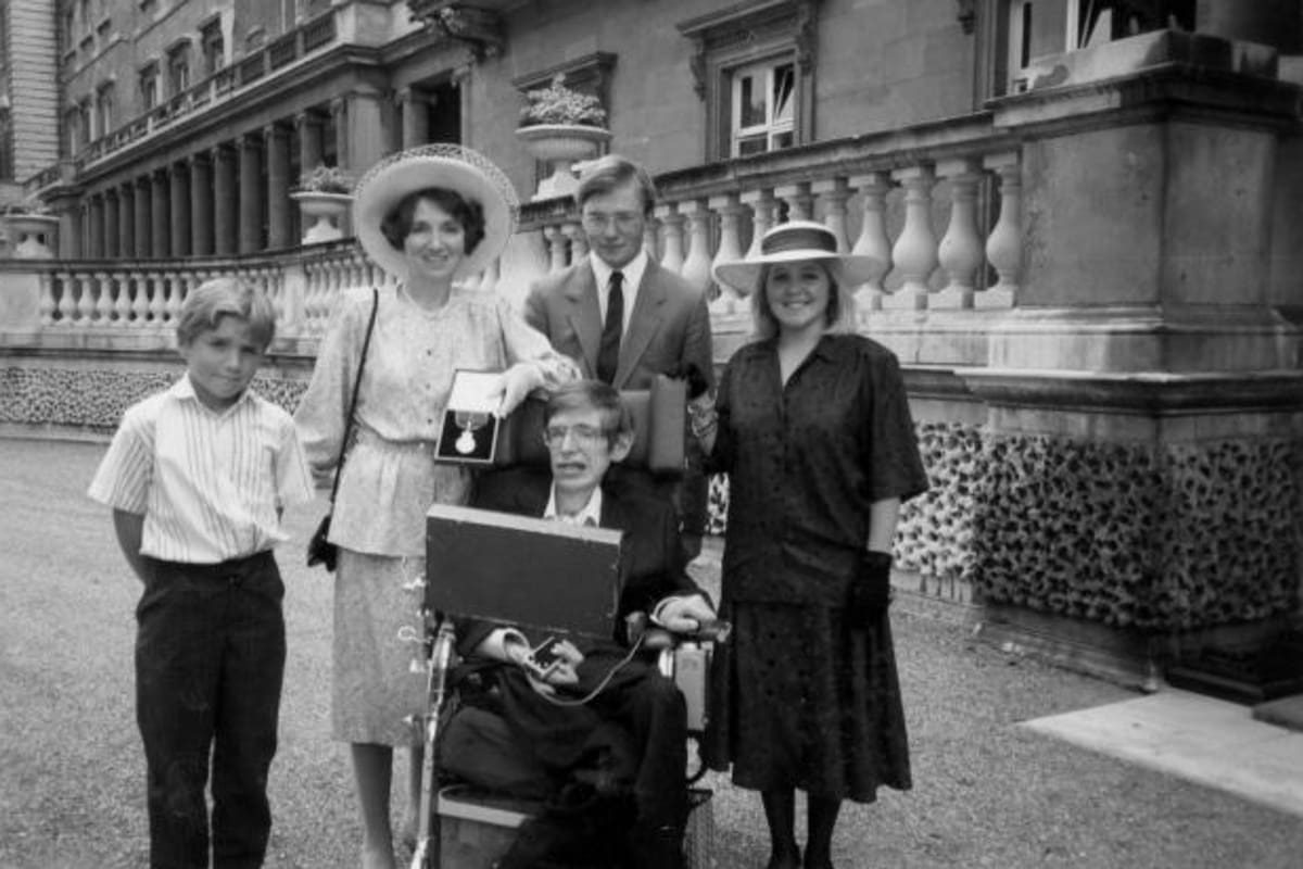 El reconocido físico, que sufría esclerosis lateral amiotrófica, junto a su familia