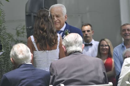 El reconocido médico, emocionado al dar el sí