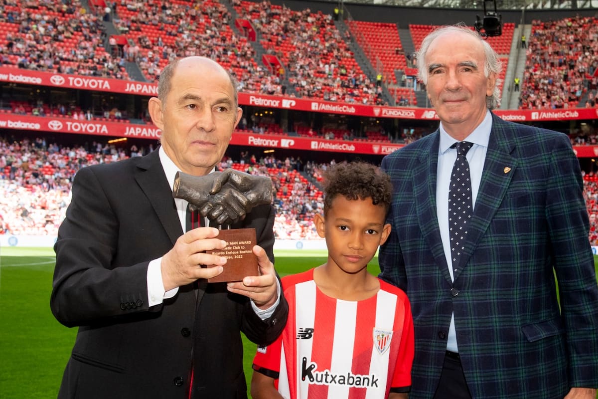 El reconocimiento a Ricardo Bochini en Athletic de Bilbao, antes del inicio de un partido de Liga y con un estadio que vio sus jugadas en la pantalla