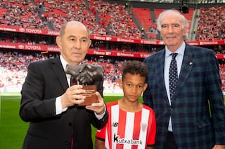El ingreso de Bochini a un selecto grupo y el emocionante homenaje que recibió en Bilbao