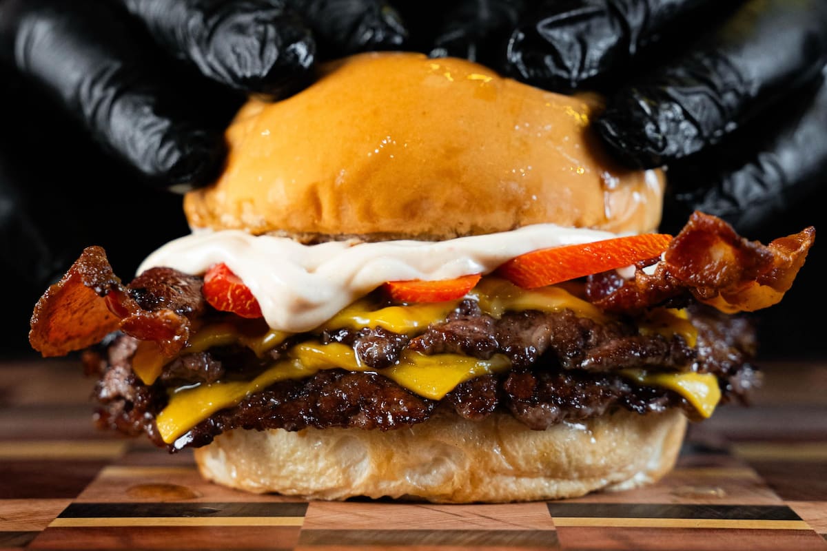 El reconocimiento destaca la excelencia artesanal de las hamburguesas de La Birra Bar, elaboradas con pan fresco de producción diaria, mezcla propia de carne de tres cortes y salsas caseras