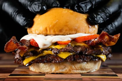 El reconocimiento destaca la excelencia artesanal de las hamburguesas de La Birra Bar, elaboradas con pan fresco de producción diaria, mezcla propia de carne de tres cortes y salsas caseras