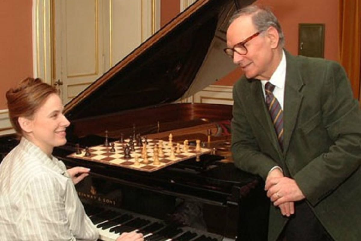 El recordado Ennio Morricone y dos de sus pasiones: el ajedrez y la música; aquí, junto con Judit Polgar