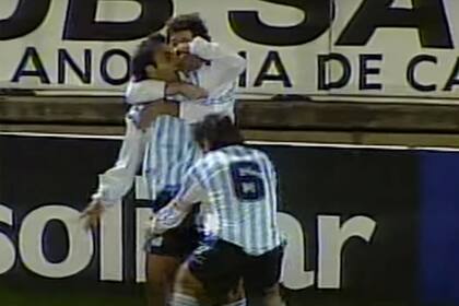 El recordado gesto a los hinchas xeneizes en Mar del Plata tras un gol a Boca con la camiseta de Racing, en el verano de 1999; Diego Latorre se arrepiente, pero pide ponerse en el lugar del futbolista.