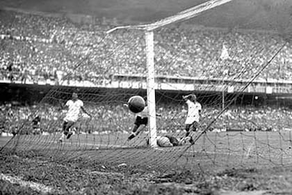 Las efemérides del 16 de julio incluyen el aniversario del Maracanazo, la final del mundial Brasil 1950 que Uruguay le ganó a los locales (En foto: Alcides Gigghia anota el segundo tanto que dio vuelta el resultado al marcador final de 2 a 1)