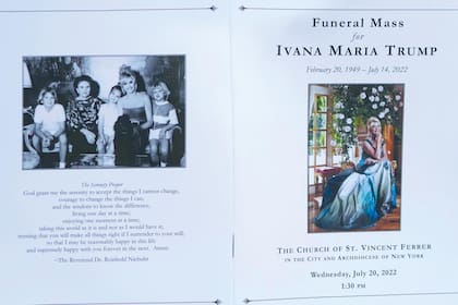El recordatorio que recibieron los asistentes con oraciones y fotos
de la inolvidable Ivana.