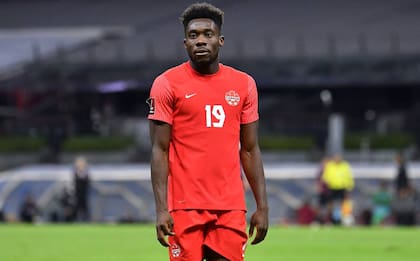 El recorrido de Alphonso Davies con la selección de Canadá representa el despertar futbolístico de toda una nación. Debutó con el equipo absoluto en 2017, con apenas 16 años, convirtiéndose en el jugador más joven en la historia del combinado nacional.