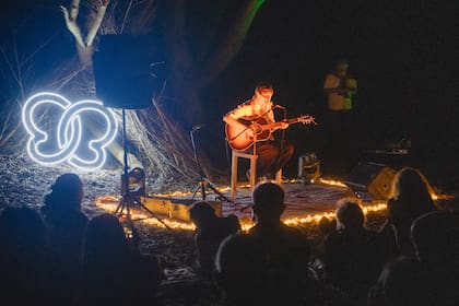 El recorrido de la caminata nocturna en Cariló, finalizó con un show acústico íntimo de la mano del artista Gero.