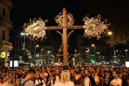 El recorrido, del que participaron feligreses, culminó en la Catedral; en Rosario, el Padre Ignacio encabezó la celebración