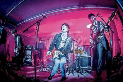 El recorrido elegido por Inhaler es el de una banda común: nada de ascenso artificial gracias a la herencia familiar