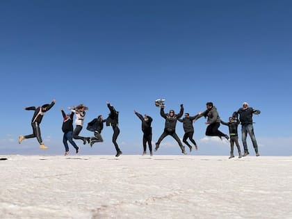 El recorrido incluye paisajes como las Salinas Grandes de Jujuy y el punto más alto de la ruta 40, Abra del Acay, a 4.950 metros sobre el nivel del mar.