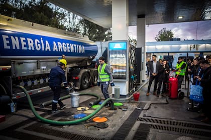 El recorrido permitió comprender cómo la innovación en la refinería se traduce en beneficios para el usuario: mayor limpieza del motor, mejor rendimiento y máxima potencia.