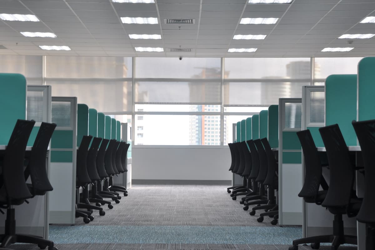 El recorte en los puestos de trabajo de las empresas tecnológicas estadounidenses se debe más a la caída en la inversión desde 2023 que al auge de la IA