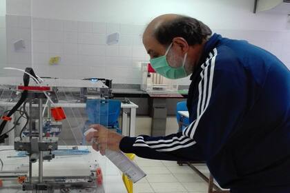 El rector Croci asea los materiales
