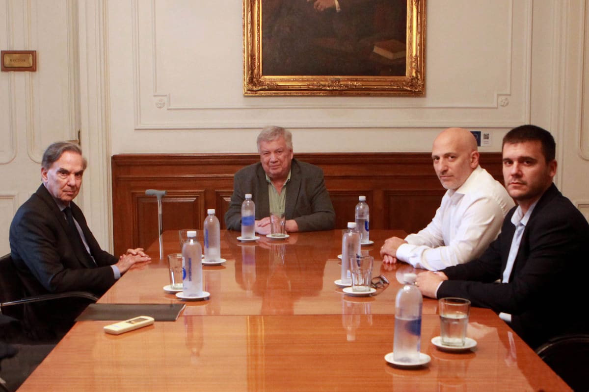 El rector de la UBA, Ricardo Gelpi, junto al diputado Miguel Pichetto, el vicerrector de la UBA, Emiliano Yacobitti y el secretario de Hacienda de la universidad, Matías Ruiz