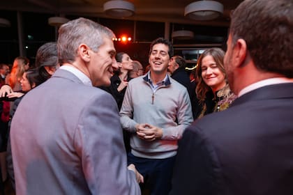El rector de la Universidad Austral, Julián Rodríguez; el senador Eduardo de Pedro y la directora de Desarrollo Institucional de la Universidad Austral, Laura Blaquier