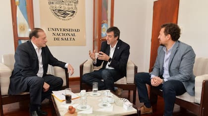 El rector de la Universidad Nacional de Salta, Victor Hugo Claros, Esteban Bullrich y Juan Collado, referente del PRO en Salta