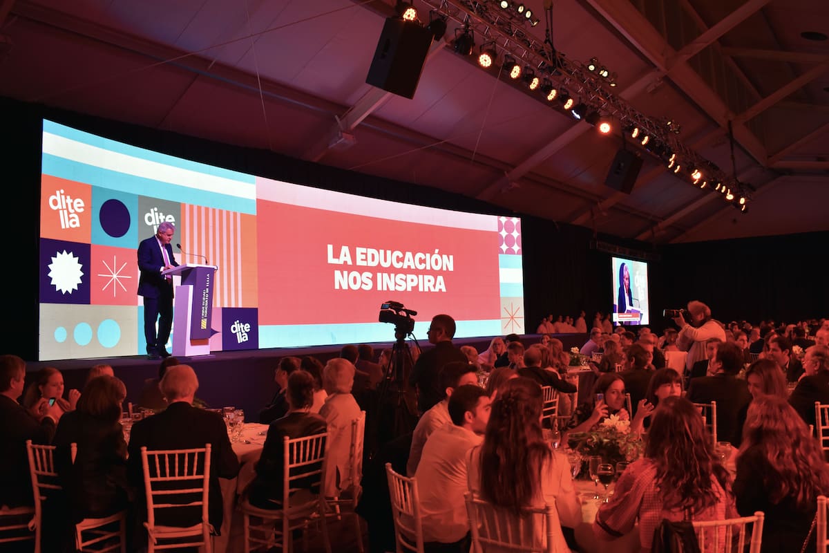 El rector Juan José Cruces pronuncia su discurso en la cena de recaudación de la Universidad Torcuato Di Tella