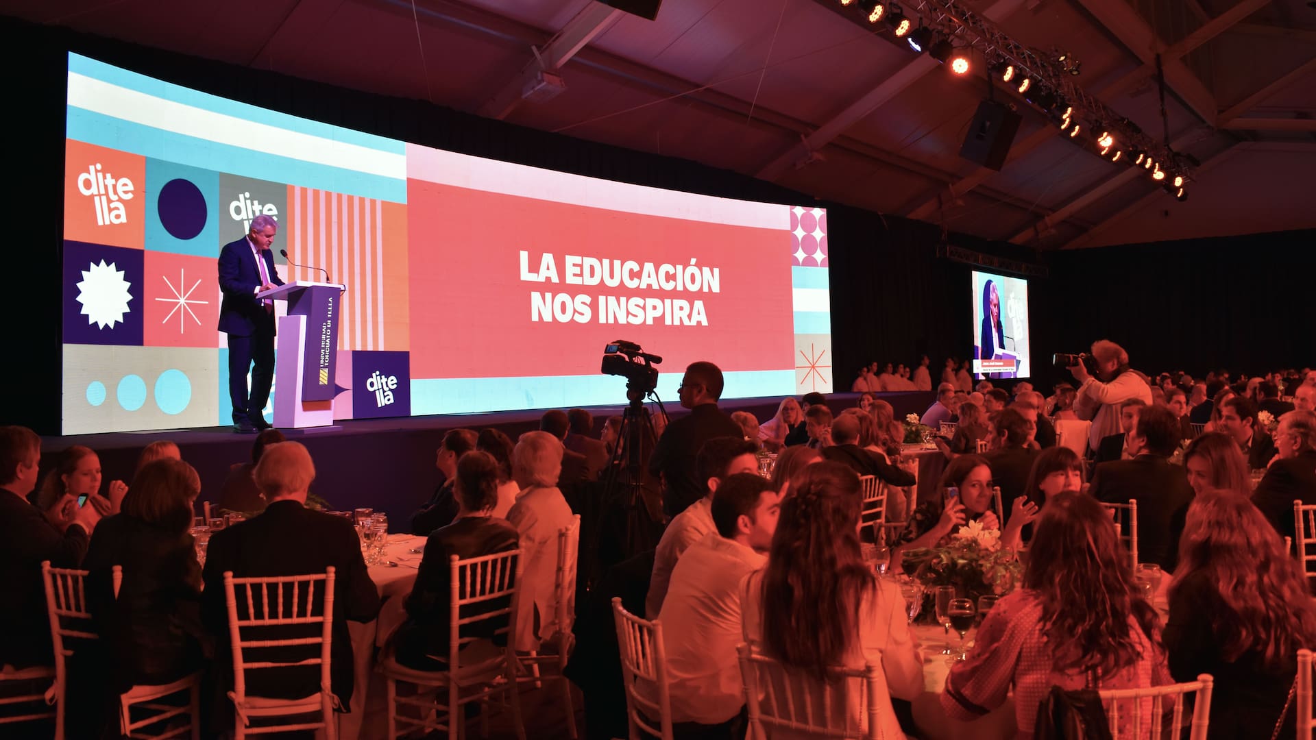 El rector Juan José Cruces pronuncia su discurso en la cena de recaudación de la Universidad Torcuato Di Tella