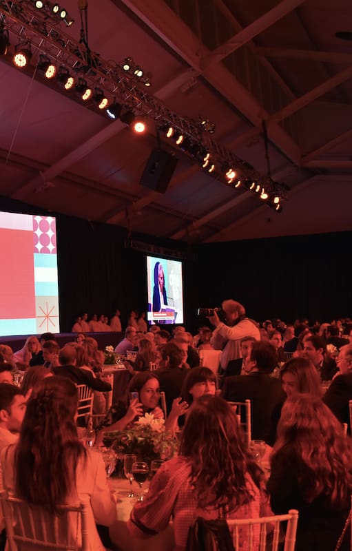 El rector Juan José Cruces pronuncia su discurso en la cena de recaudación de la Universidad Torcuato Di Tella