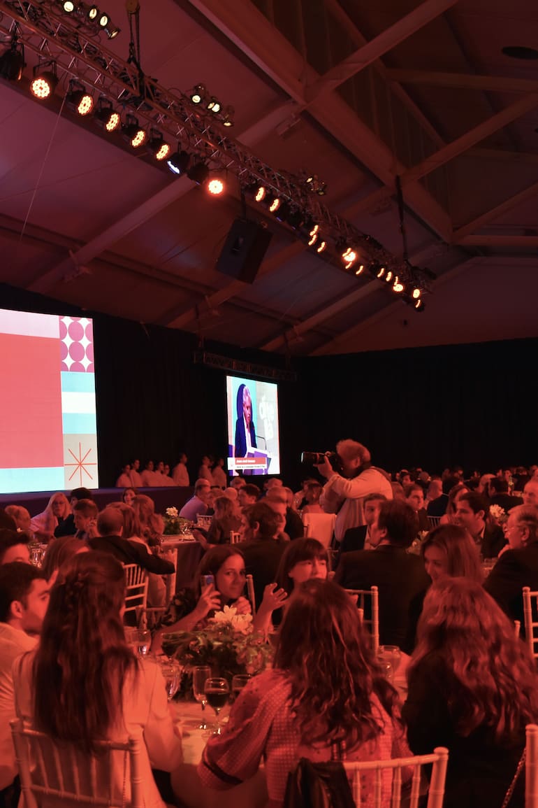 El rector Juan José Cruces pronuncia su discurso en la cena de recaudación de la Universidad Torcuato Di Tella