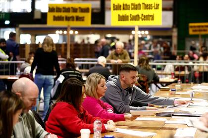 El recuento electoral continúa en la RDS, la Real Sociedad de Dublín, después de que los votantes acudieran a las urnas durante las elecciones irlandesas en Dublín, el domingo 1 de diciembre de 2024. (AP foto/Peter Morrison)