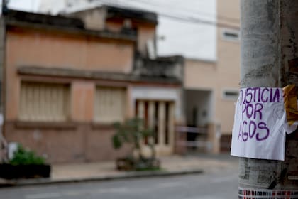 El recuerdo de Agostina, frente a la casa donde fue asesinada la adolescente de 14 años